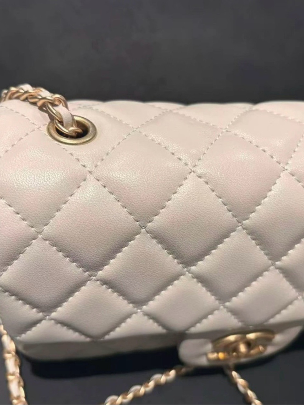 CHANEL Quilted Cream Lambskin Shoulder Bag with Gold Chain - Picture 5 of 7